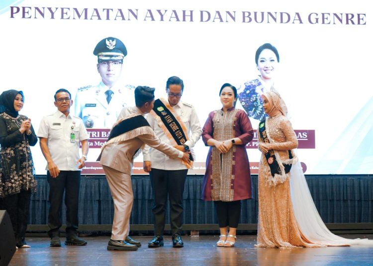 Wali kota Medan Rico Tri Putra Bayu Waas dan Ketua TP PKK Kota Medan Airin Rico Waas dinobatkan sebagai Ayah dan Bunda Generasi Berencana (GenRe) Kota Medan 2025.(Satunusantara news/HO-Diskominfo Medan)