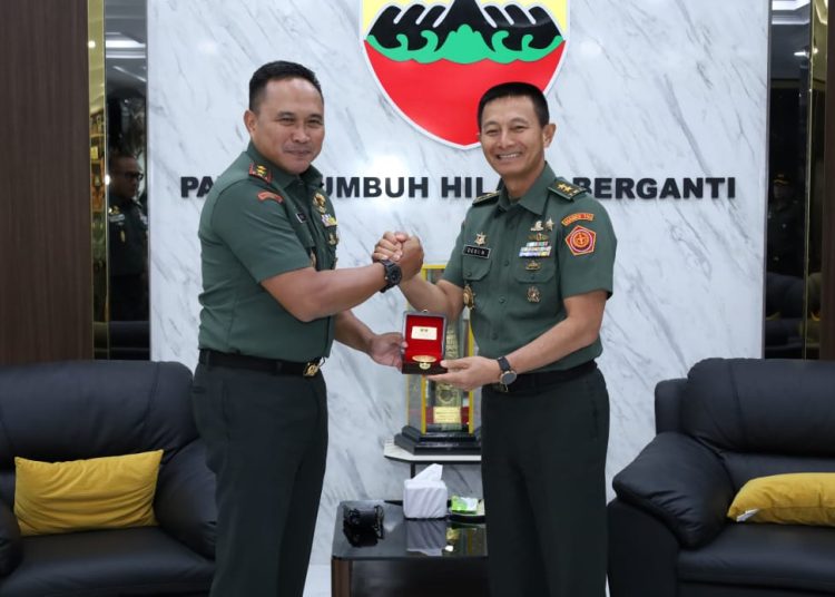 Pangdam I/BB  Mayjen TNI Rio Firdianto (kiri) saat memberikan cendramata kepada Tim Pokja Staf Ahli Panglima TNI Bidang Komsos Mayjen TNI Dedi Nurhaliman, di Makodam I/BB.(Satunusantara news/HO-Pendam I/BB).