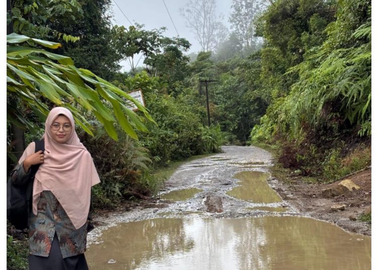 Baida Rani, seorang  guru MIN Humbang Hasundutan (Humbahas), saat melewati jalan penuh lumpur untuk mencapai madrasah di  daerah terpencil  Desa Parmonangan Kecamatan Pakkat, Kabupaten Humbahas,(Satunusantara news/HO-Humas Kanwil Kemenag Sumut).