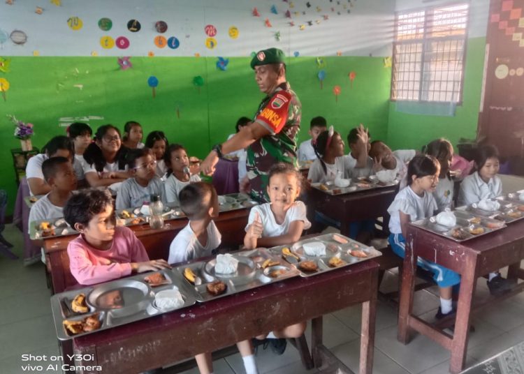 Kodam I/BB menggelar kegiatan Makan Sehat Bergizi di SD HKBP Sidorame, Kecamatan Medan Perjuangan, Kota Medan.(Satunusantara news/HO-Pendam I/BB).