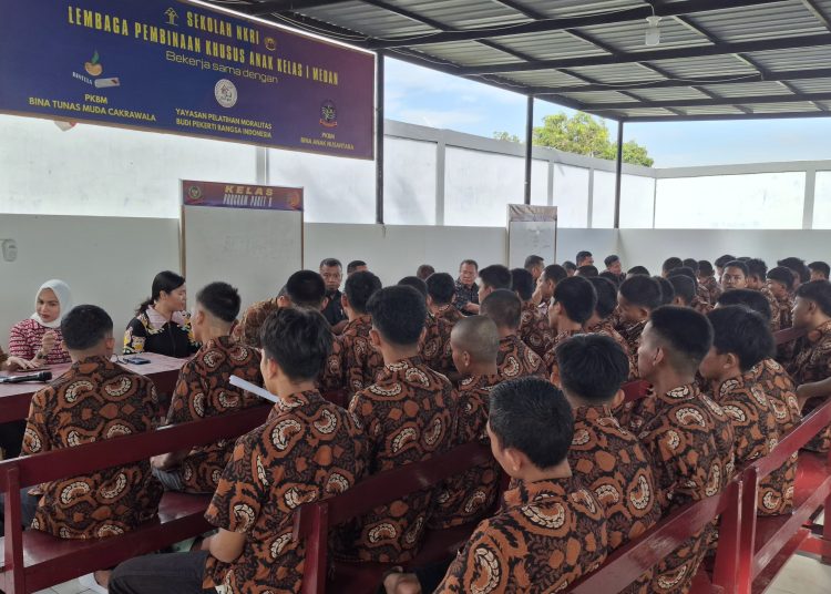 Petugas sedang memberikan pengarahan dan  pembinaan terhadap Anak di Lembaga Pembinaan Khusus Anak (LPKA) Kelas I Medan.(Satunusantara news/HO-Kanwil Ditjen Pemasyarakatan Sumut).