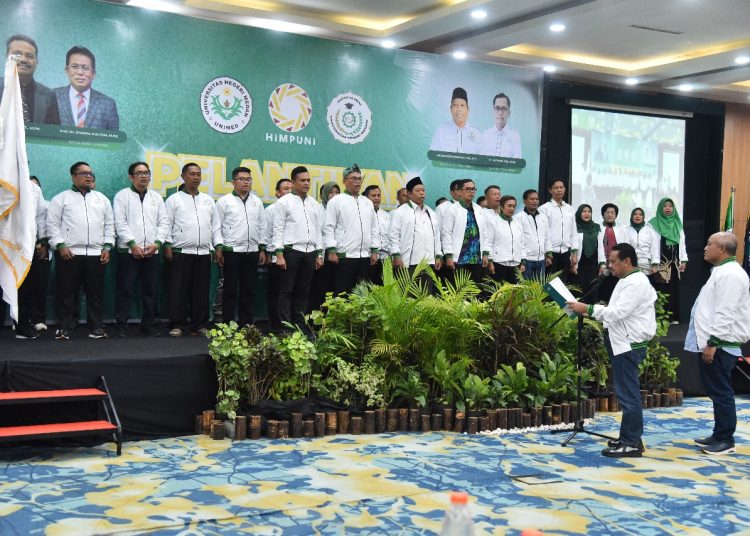 Rektor Unimed Prof. Dr. Ir. Baharuddin, ST, M.Pd, (tengah) saat melantik Pengurus Pusat Ikatan Alumni Universitas Negeri Medan (IKA UNIMED) untuk periode 2025–2029, di Hotel Grand Inna Deli Medan.(Satunusantara news/HO-Humas Unimed).