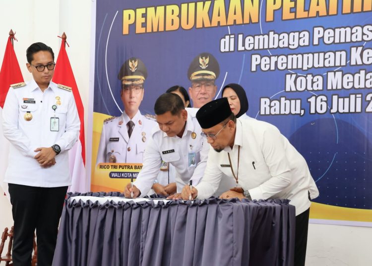 Wali kota Medan Rico Waas (kiri) saat menyaksikan Kanwil Ditjenpas Sumut melakukan penandatanganan  kerja sama dengan Badan Amil Zakat Nasional Sumatera Utara di Lapas Perempuan Medan.(Satunusantara news/HO-Kanwil Ditjenpas Sumut)