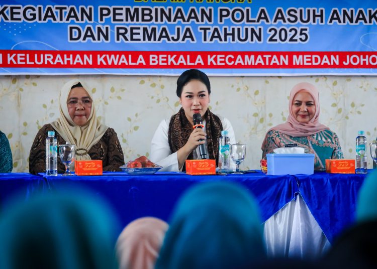 Ketua TP PKK Kota Medan Ny Airin Rico Waas (tengah) saat menyampaikan sambutannya pada pertemuan Pembinaan PAAR TP PKK Kota Medan di Kelurahan Kwala Bekala, Kecamatan Medan Johor.(Satunusantara news/HO-Diskominfo Medan)
