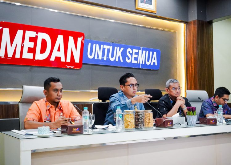 Wali kota Medan Rico Tri Putra Bayu Waas (tengah) saat  menyampaikan  sambutannya pada pertemuan dengan seluruh Perangkat Daerah dan Camat di kantor Bapenda Medan.(Satunusantara news/HO-Diskominfo Medan).