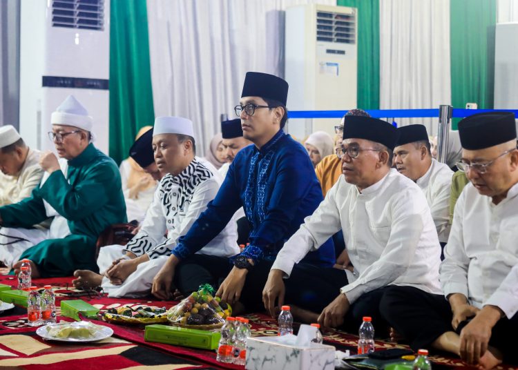 Wali Kota Medan Rico Tri Putra Bayu Waas, (tiga kanan ) saat menghadiri kegiatan pengajian dan doa bersama di kediaman Wakil Wali kota Medan, di Jalan Gurilla, Kelurahan Sei Kera I, Kecamatan Medan Perjuangan.(Satunusantara news/HO-Diskominfo Medan).