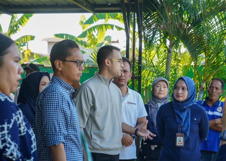 Wali Kota Medan, Rico Tri Putra Bayu Waas (kiri) menyerap aspirasi warga Jalan Tuba 3, Kelurahan Tegal Sari Mandala 2, Kecamatan Medan Denai, Kota Medan,  bertahun-tahun menggunakan air keruh  dari sumur bor yang rusak, akhirnya mendapatkan air bersih.(Satunusantara news/HO-Diskominfo Medan).