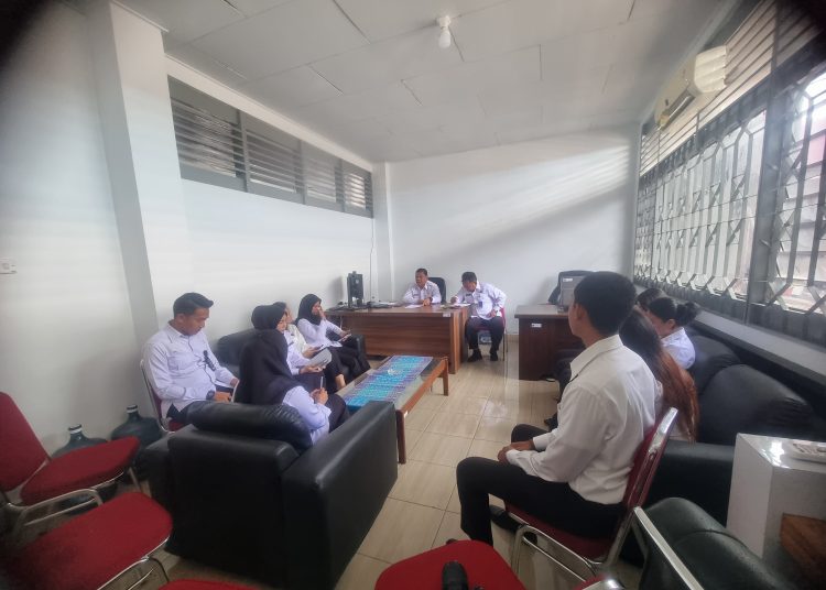 Kabid Pelayanan dan Pembinaan Kanwil Ditjenpas Sumut Hamdi Hasibuan (kiri) saat membahas terkait perubahan sistem kerja di Kanwil Ditjenpas Sumut.(Satunusantara news/HO-Kanwil Ditjenpas Sumut)