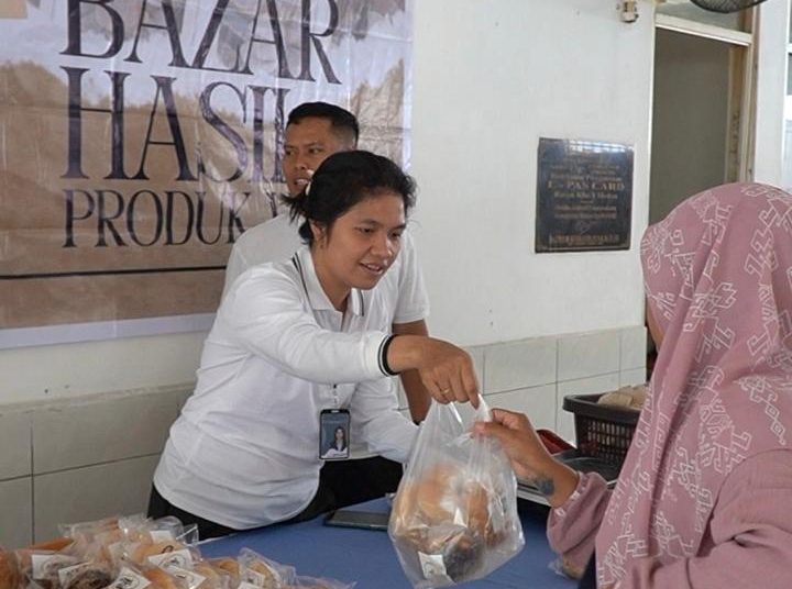 Rutan Kelas I Medan, saat  menggelar bazar produk warga binaan di ruangan berkunjung Rutan Medan.(Satunusantara news/HO-Rutan Medan).