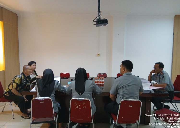 Kepala Kantor Wilayah Kemenkum Sumut Ignatius Mangantar Tua Silalahi (kanan) saat memimpin Proses wawancara langsung  warga keturunan asing di Ruang Rapat Divisi Pelayanan Hukum Kanwil Kemenkumham Sumut.(Satunusantara news/HO-Kanwil Kemenkum Sumut).