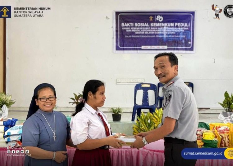 Kepala Kantor Wilayah Kemenkum Sumut, Ignatius Mangantar Tua Silalahi (kanan) saat menyerahkan bantuan di Panti Asuhan Karya Murni di Jalan Karya wisata Medan.(Satunusantara news/HO-Kanwil Kemenkum Sumut).