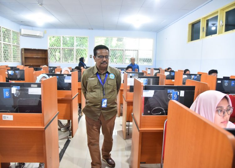Rektor Unimed Prof Dr Baharuddin,ST.M.Pd,  saat  meninjau UTBK Seleksi Mandiri Unimed)Tahun Akademik 2025.(Satunusantara news/HO-Humas Unimed)