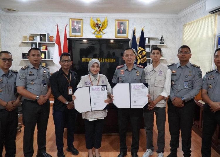 Kepala Rutan Kelas I Medan Andi Surya (nomor empat kanan) saat menerima sertifikat halal produk tempe hasil karya warga binaan dan dapur sehat dari Badan Penyelenggara Jaminan Produk Halal (BPJPH) Kementerian Agama RI.(Satunusantara news/HO-Rutan Kelas I Medan).
Penyerahan sertifika