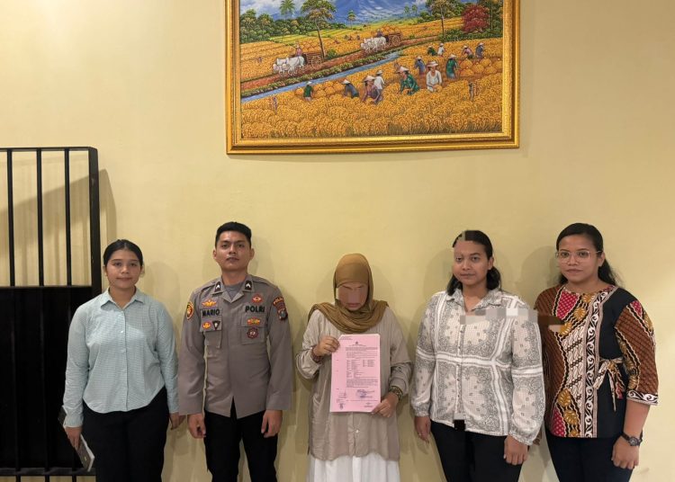 Personel Ditreskrimum Polda Sumut, saat mengamankan salah seorang PMI ilegal (tengah) yang akan dikirimkan ke Malaysia. (Satunusantara news/HO-Humas Polda Sumut).