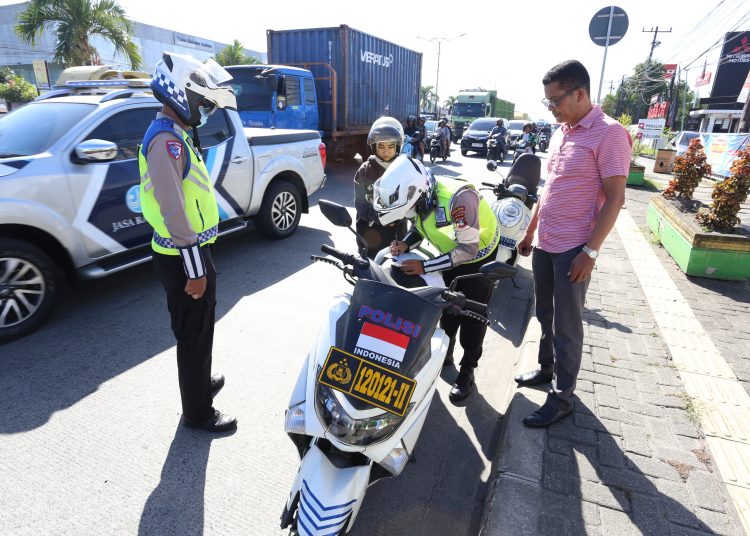 Perrsonel Direktorat Lalu Lintas Polda Sumut, saat menilang seorang pengendara sepeda motor yang melakukan pelanggaran dalam  Operasi Patuh Toba 2025.(Satunusantara news/HO-Humas Polda Sumut).