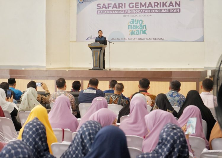 Wali kota Medan  Rico Waas (tengah) saat menyampaikan sambutan , pada acara Safari Gemarikan dalam rangka peningkatan konsumsi ikan, di Gedung Dakwah Muhammadiyah, Medan.(Satunusantara news/HO-Diskominfo Medan)