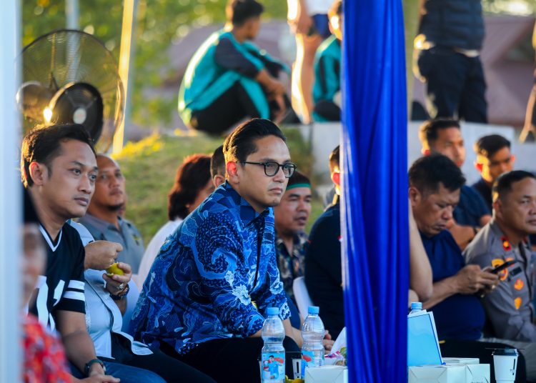Wali kota Medan Rico Tri Putra Bayu Waas (tengah) saat menonton serius   Turnamen GSI tahun 2025 antar SMP se- Kota Medan  di Lapangan Sepakbola Cadika, Medan Johor.(Satunusantara news/HO-Diskominfo Medan).