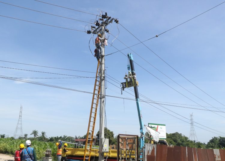 Petugas PT PLN sedang melakukan proses pengangkatan Recloser dengan crane untuk mempercepat proses pemeliharaan jaringan.(Satunusantara news/HO-Humas PLN UID Sumut).