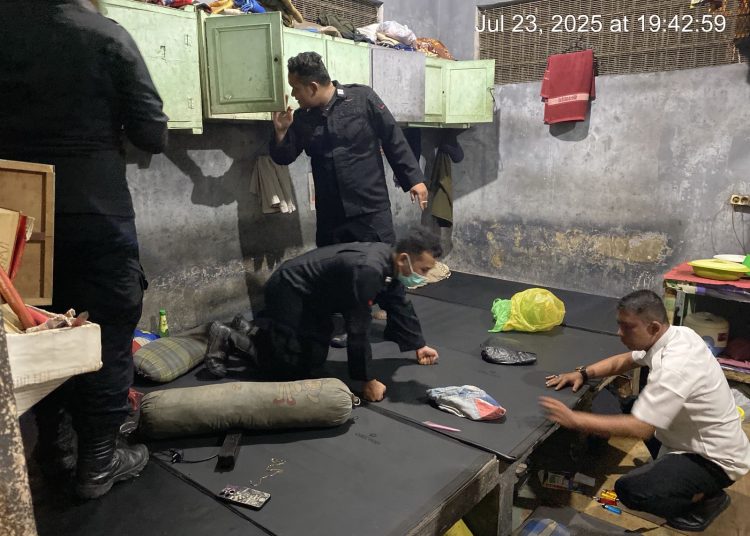 Petugas Rutan Labuhan Deli, saat melaksanakan razia rutin di sejumlah kamar hunian WBP di Rutan Labuhan Deli.(Satunusantara news/HO-Rutan Labuhan Deli).
