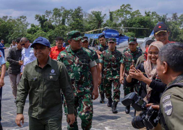 Pangdam I/BB  Mayjen TNI Rio Firdianto (tengah) saat mendampingi Menteri Kehutanan RI, Raja Juli Antoni (kiri) meninjau penanganan bencana Karhutla di Kabupaten Rokan Hilir, Provinsi Riau.(Satunusantara news/HO-Kodam I/BB).