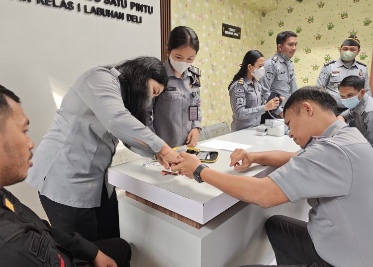 Rutan Kelas I Labuhan Deli menggelar pemeriksaan kesehatan gratis, dalam upaya menjaga dan meningkatkan kesehatan para pegawai Rutan Labuhan Deli.(Satunusantara news/HO-Rutan Labuhan Deli)