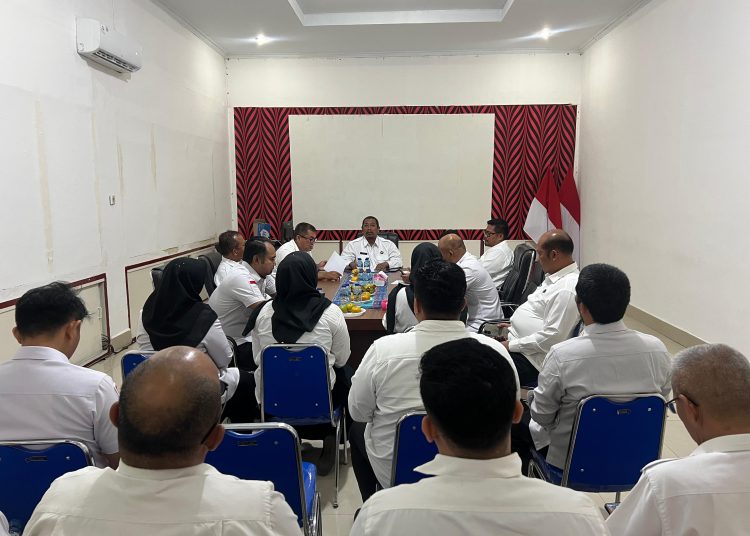 Kepala Bidang Perawatan, Pengamanan, dan Kepatuhan Internal, Rindra Wardhana (tengah) saat memimpin rapat internal di Kanwil Ditjenpas Sumut.(Satunusantara news/HO-Kanwil Ditjenpas Sumut).