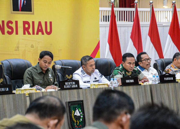 Pangdam I/BB Mayjen TNI Rio Firdianto (tengah) saat menghadiri Rakornas Pengendalian Karhutla Riau yang digelar di Balai Serindit, Rumah Dinas Gubernur Riau di Pekanbaru.(Satunusantara news/HO-Pendam I/BB).