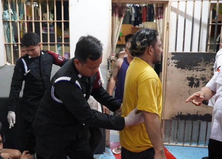 Petugas  Rutan Kelas I Medan, saat  menggelar razia gabungan ke blok hunian warga binaan,  Rutan Medan.(Satunusantara news/HO-Rutan Kelas I Medan).