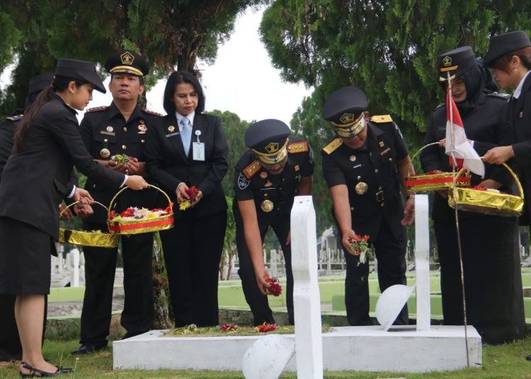 Kakanwil Kemenkum Sumut, Ignatius Silalahi (empat kiri) saat ITabur Bunga dan Ziarah ke Taman Makam Pahlawan Nasional Bukit Barisan, Medan.(Satunusantara news/HO-Kanwil Kemenkum Sumut).