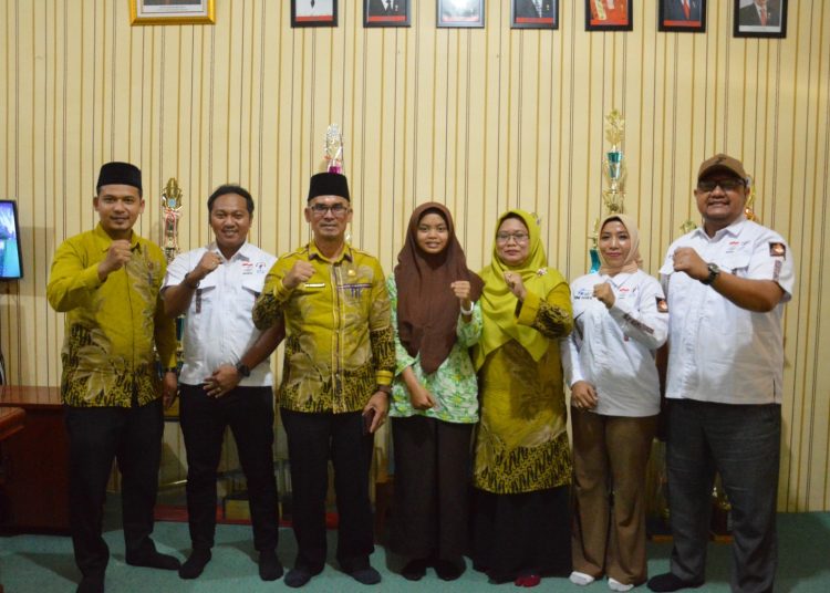 Fira Syahqila, siswi  MAN 2 Deli Serdang (nomor empat kanan) saat foto bersama  dengan  Kepala MAN 2 Deli Serdang, dan guru-guru lainnya.(Satunusantara news/HO-Humas Kanwil Kemenag Sumut).