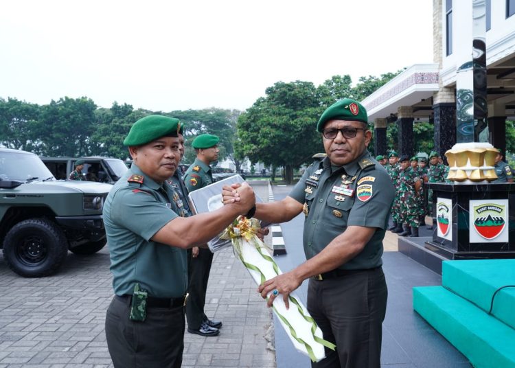 Irdam I/BB, Brigjen TNI Josafath Robert M. Duka (kanan) saat menyerahkan kunci Ransus Jeep Maung Garuda kepada perwakilan satuan 
tiga penerima awal secara simbolis adalah Danramil 04/Medan, Danramil 13/PST, dan Wadanyon Zipur 1/DD di Makodam I/BB(Satunusantara news/HO-Pendam I/BB).