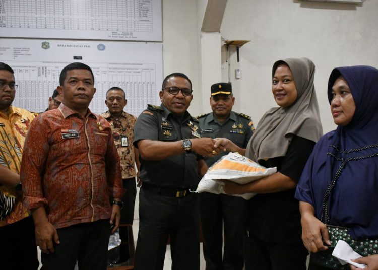 Irdam I/BB Brigjen TNI Josafath Robert M. Duka (tengah) saat menyerahkan bantuan beras kepada warga di Aula Kantor Lurah Petisah Tengah, Kecamatan Medan Petisah, Kota Medan.(Satunusantara news/HO-Pendam I/BB).