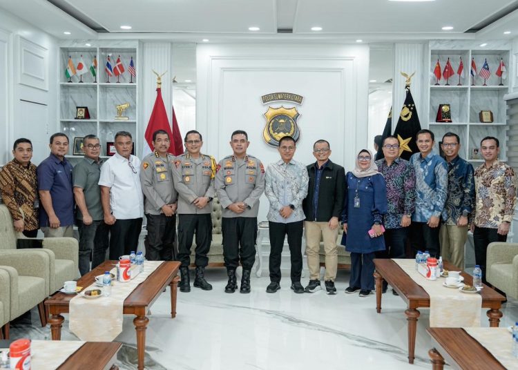 General Manajer  PLN UID Sumut  Ahmad Syauki (delapan kanan) saat foto bersama dengan Kapolda Sumut Ijen Pol Whisnu Hermawan Februanto (tujuh kiri di Mapolda Sumut.(Satunusantara news/HO-Humas PLN UID Sumut).