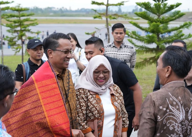 Menteri Hukum Supratman Andi Agtas (kiri) saat disambut oleh  Kepala Kantor Wilayah Kemenkum Sumut, Ignatius Mangantar Tua Silalahi, bersama jajaran pimpinan tinggi pratama Kanwil di Bandara Silangit.(Satunusantara news/HO-Kanwil Kemenkum Sumut).
