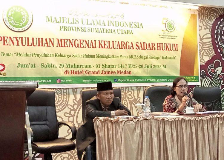 Penyuluh Hukum Ahli Madya, Lamria Fitriani Manalu (kanan) saat menyampaikan Kadarkum dan pembentukan Posbankum Desa dan Kelurahan di Aula Hotel Grand Jamee, Medan.(Satunusantara news/HO-Kanwil Kemenkum Sumut)