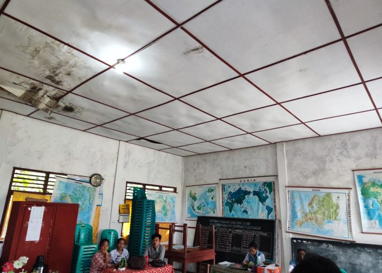 PLN UP3 Nias, telah menyalakan listrik pada ruang kerja guru di SDN 078504  Baruyu Sidombua, Kecamatan Tanah Masa, Kabupaten Nias Selatan.(Satunusantara news/HO-Humas PLN UID Sumut).