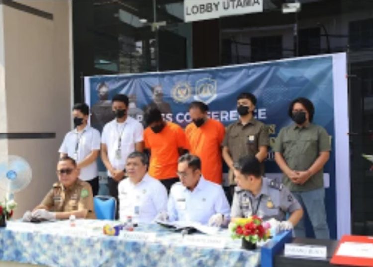 Kepala Kantor Imigrasi Kelas I TPI Polonia, Ridha Syahputra (dua kanan) saat , konferensi pers, pendeportasian dua WNA asal India di kantor Imigrasi Polonia.(Satunusantara newss/HO-Kanwil Imigrasi Sumut).