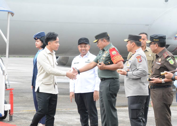 Pangdam I/BB  Mayjen TNI Rio Firdianto (kanan) saat menyambut kedatangan Wakil Presiden RI, Gibran Rakabuming Raka, di Lanud Roesmin Nurjadin, Pekanbaru, Riau.(Satunusantara news/HO-Pendam/BB).
