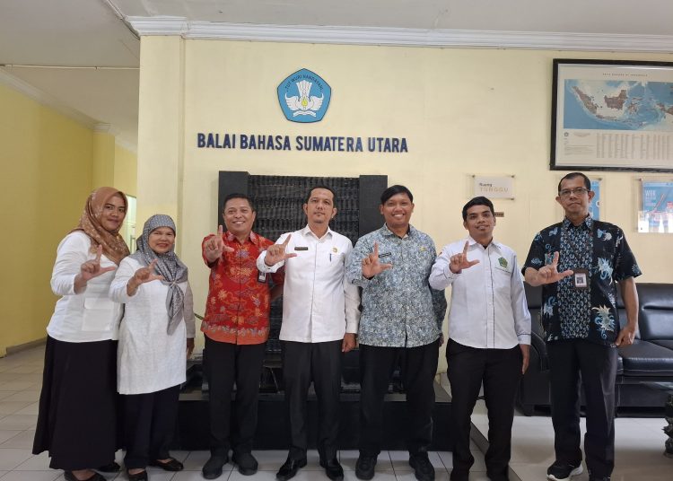 Ketua Tim HKPDatin, Kanwil Kemenag Sumut, Imam Mukhair, S.S., M.Hum (tengah) bersama staff,  foto bersama usai kunker  di  Balai Bahasa Sumut.(Satunusantara news/HO- Kanwil Kemenag Sumut).