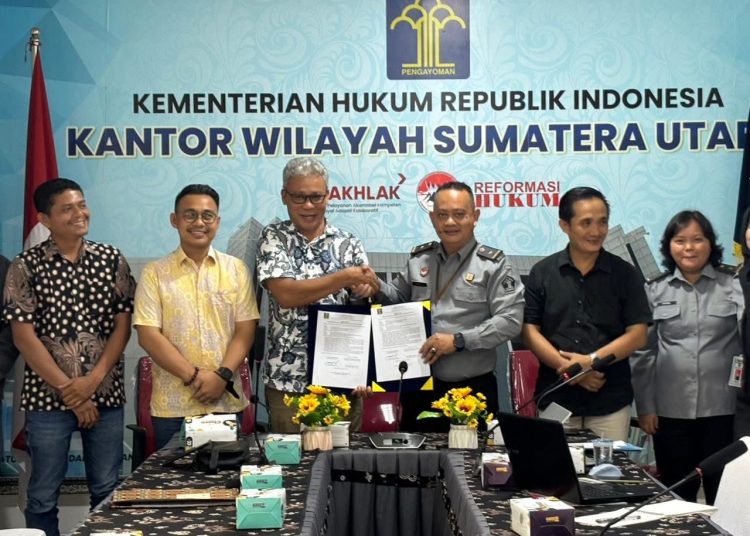 Koordinator Perancang Peraturan Perundang-undangan Kantor Wilayah Kemenkum Sumut, Eka N.A.M Sihombing (tiga kanan) saat  menyerahkan harmonisasi Ranperda Kabupaten Nias Barat tentang Rencana Pembangunan Jangka Menengah Daerah Tahun 2025-2029.(Satunusantara news/HO-Kanwil Kemenkum Sumut).