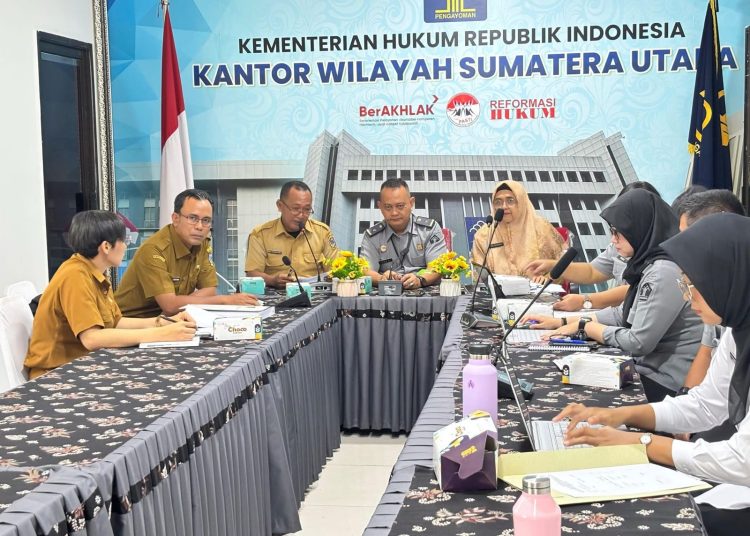 Koordinator Perancang Peraturan Perundang-undangan Kanwil Kemenkum Sumut,  Eka N.A.M. Sihombing (tengah) saat