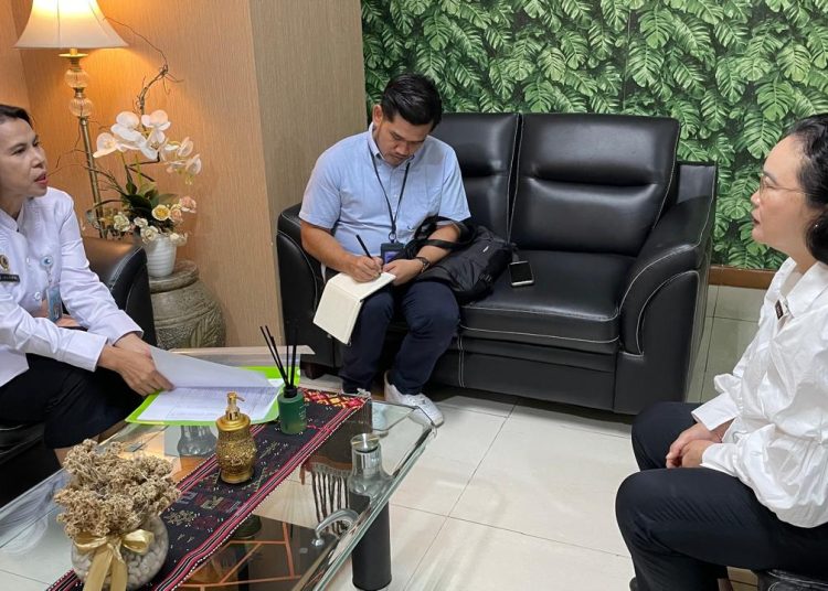 Kakanwil KementerianHAM Sumut, Flora Nainggolan (kiri) saat melakukan pembicaraan dengan  Zaki Yusuf (tengah) perwakilan dari pihak Move radio. di Kantor KemenHAM Sumut.(Satunusantara news/HO-Kanwil KemenHAM Sumut).