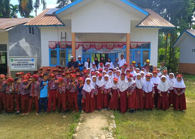Senyum bahagia peserta didik di Sekolah Dasar Negeri 387 Ranto Panjang, Kecamatan Muara Batang Gadis, Kabupaten Madina yang sudah terpasang SuperSun.(Satunusantara news/HO-Humas PLN UID Sumut).