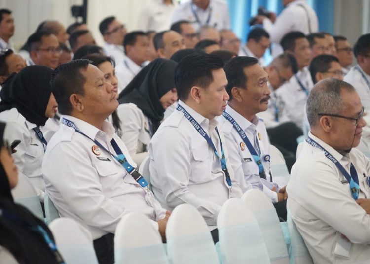 Kakanwil Kemenkum Sumut Ignatius Silalahi (nomor satu kanan) dan  Kepala Divisi Pelayanan Hukum Sahata Marlen Situngkir (kiri) pada kegiatan Pembahasan Komisi untuk peningkatan kinerja, bertempat di Badan Pengembangan Sumber Daya Manusia Hukum, Kota Depok.(Satunusantara news/HO-Kanwil Kemenkum Sumut).