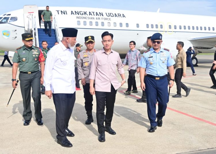 Pangdam I/BB  Mayjen TNI Rio Firdianto (nomor satu kiri) saat menyambut kedatangan Wapres  RI  Gibran Rakabuming Raka  di Bandara Internasional Minangkabau (BIM) Padang.(Satunusantara news/HO-Pendam I/BB).