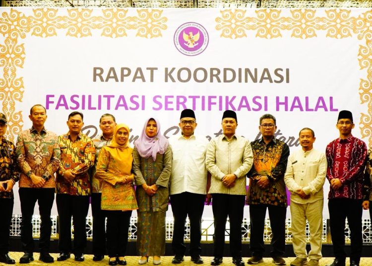 Wakil Kepala BPJPH,  Afriansyah Noor (kemeja putih) foto bersama usai Rapat Koordinasi Fasilitasi Sertifikasi Halal yang digelar di Medan.(Satunusantara news/HO-Kanwil Kemenag Sumut)