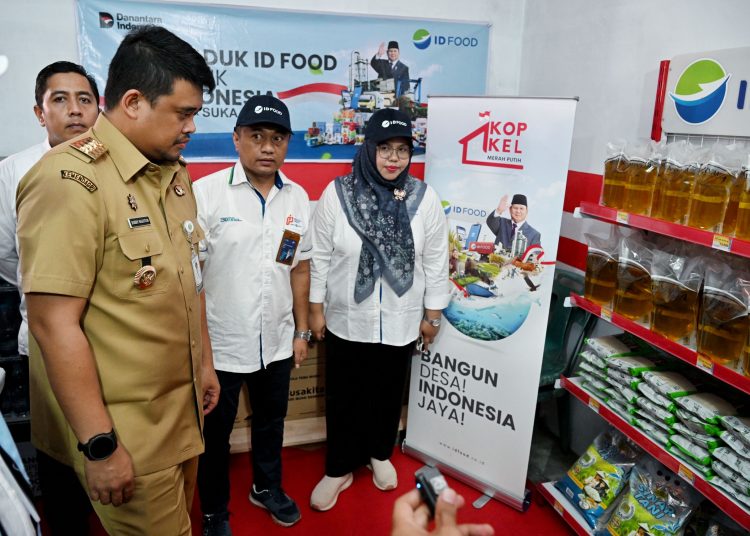 Gubernur Sumatera Utara Bobby Nasution (kiri)  saat meninjau Koperasi Kelurahan Merah Putih di Kelurahan Suka Maju, Binjai Barat, Kota Binjai.(Satunusantara news/HO-Diskominfo Sumut).