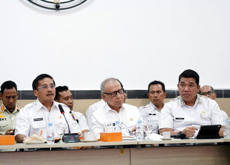 Sekdaprov Sumut,Togap Simangunsong (kiri) saat memimpin  rapat persiapan revalidasi di Kantor Bappelitbang Sumut.(Satunusantara news/HO-Dinas Kominfo Sumut).