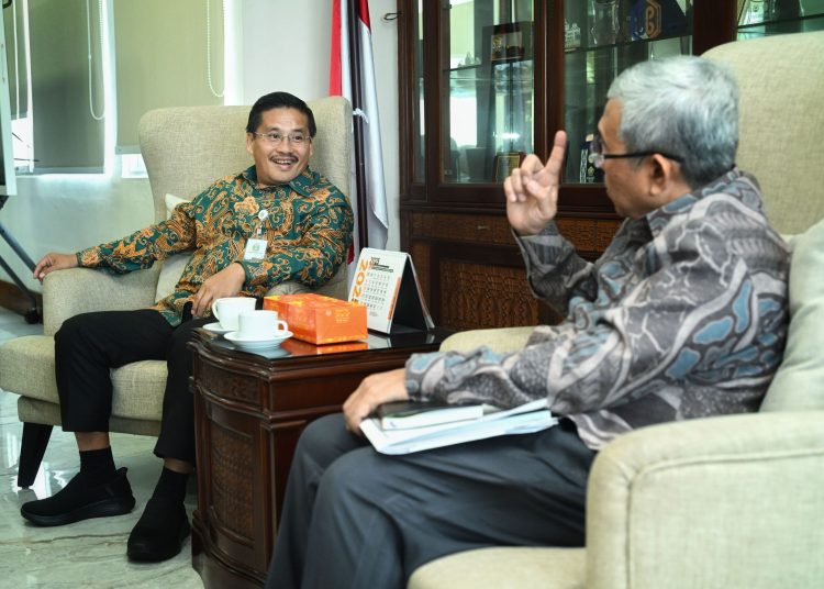 Sekdaprov Sumut Togap Simangunsong, saat menerima audiensi Komisi Informasi (KI) Provinsi Sumut di Ruang Kerjanya, Kantor Gubernur Sumut, (Satunusantara news/HO-Diskominfo Sumut).