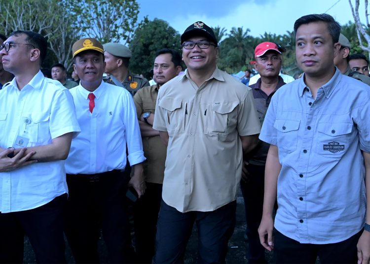 Bupati Deliserdang Asri Ludin Tambunan (tengah) saat menyaksikan  Tim Gabungan Pemprov Sumut merubuhkan Cape CDI di Kutalimbaru, Kabupaten Deliserdang.(Satunusantara news/HO-Diskominfo Sumut).,